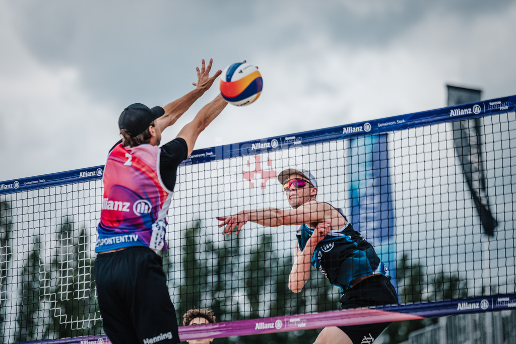 Beachvolleyball | Männer | German Beach Tour 2024 | Tourstop Bremen | 09.06.2024 | Philipp Huster (rechts) beim Angriff gegen Paul Henning (links)