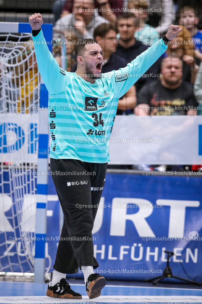 Due1HBL11022401074 | 11.02.2024, Handball, Düsseldorf, Mitsubishi Electric Halle, Liqui Moly Handball Bundesliga, Spieltag 21, Saison 2023 2024, Bergischer HC - THW Kiel: Samir Bellahcene (THW Kiel) jubelnd