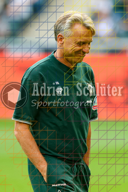 Borussia Mönchengladbach vs SV Werder Bremen - Bundesliga  | Mönchengladbach, Deutschland, 14.09.25:   Trainer Horst Steffen (SV Werder Bremen) lächelt, lacht waehrend des Spiels der Bundesliga zwischen Borussia Mönchengladbach vs SV Werder Bremen im Stadion im Borussia Park(Foto von Brauer-Fotoagentur / Adrian Schlueter)