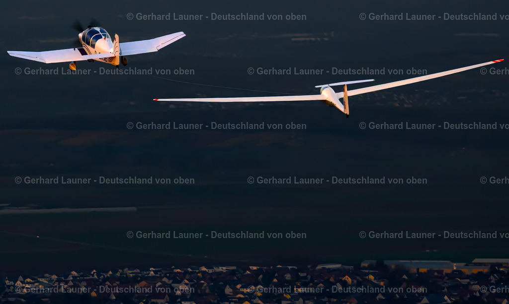 4042559 | Abendlicher Segelflugschlepp über Würzburg