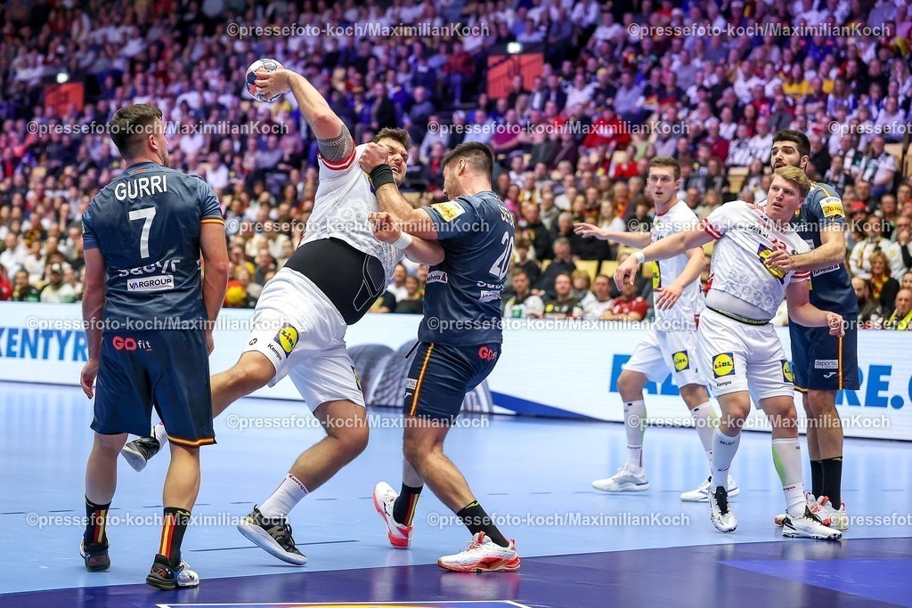 EHF17012601017 | 17.01.2026, Handball, Men's EHF EURO 2026, Österreich - Spanien, Jyske Bank Boxen in Herning, Dänemark, Preliminary Round:  Tobias Wagner (Austria #55) im Zweikampf gegen   Jan Gurri Aregay (Espania #07)  Abel Serdio Guntín (Espania #20) 
