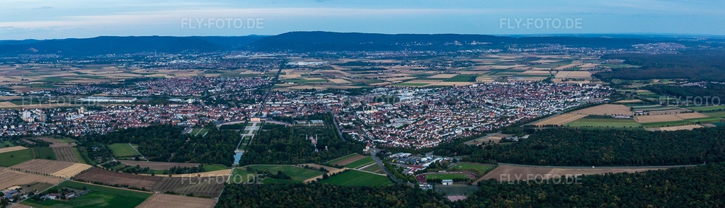 Luftbild: Panorama in Schwetzingen im Bundesland Baden-Württemberg in Deutschland. Foto: IMG_121112-Pano.jpg vom 25.07.2020 durch Werner Riehm/FLY-FOTO.deAuflösung des Originals: 10590 x 3039 px