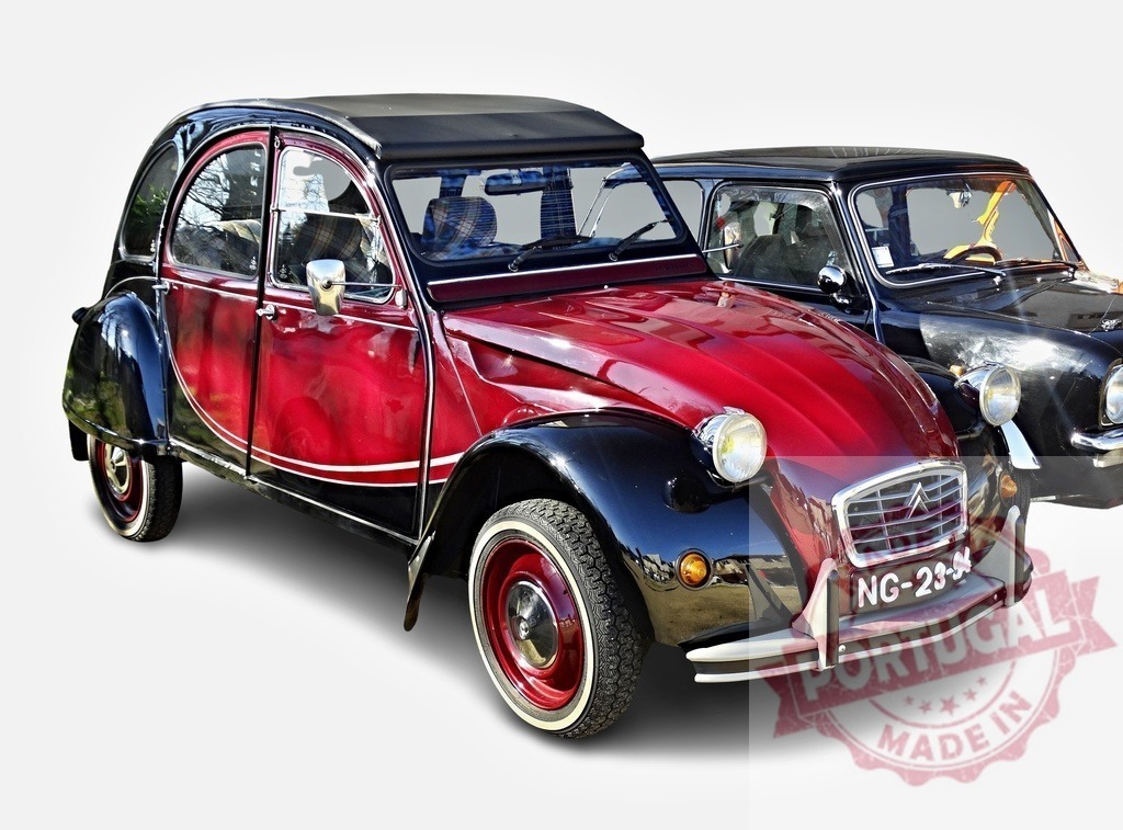 Citroën 2CV Charleston parked next to another classic car | Red and black Citroën 2CV Charleston vintage car on white background - Realisiert mit Pictrs.com