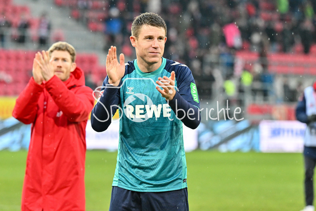 SSV Jahn Regensburg - 1. FC Köln | die Spieler des FC bedanken sich bei den mitgereisten Fans nach dem Sieg in Regensburg / 2. Bundesliga: SSV Jahn Regensburg - 1. FC Koen, Jahnstadion am 08.12.2024 / Dominique HEINTZ (1. FC Koeln 3)