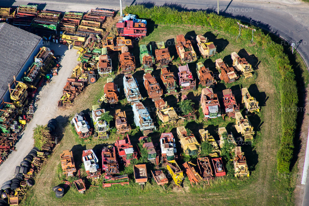 Aerial view: Collection of combine harvesters in Talcy in the state Loir et Cher, France. – Photo: IMG_082190.jpg taken on 06/20/2015 by Werner Riehm/FLY-FOTO.com – Resolution of the original: 3910 x 2607 px