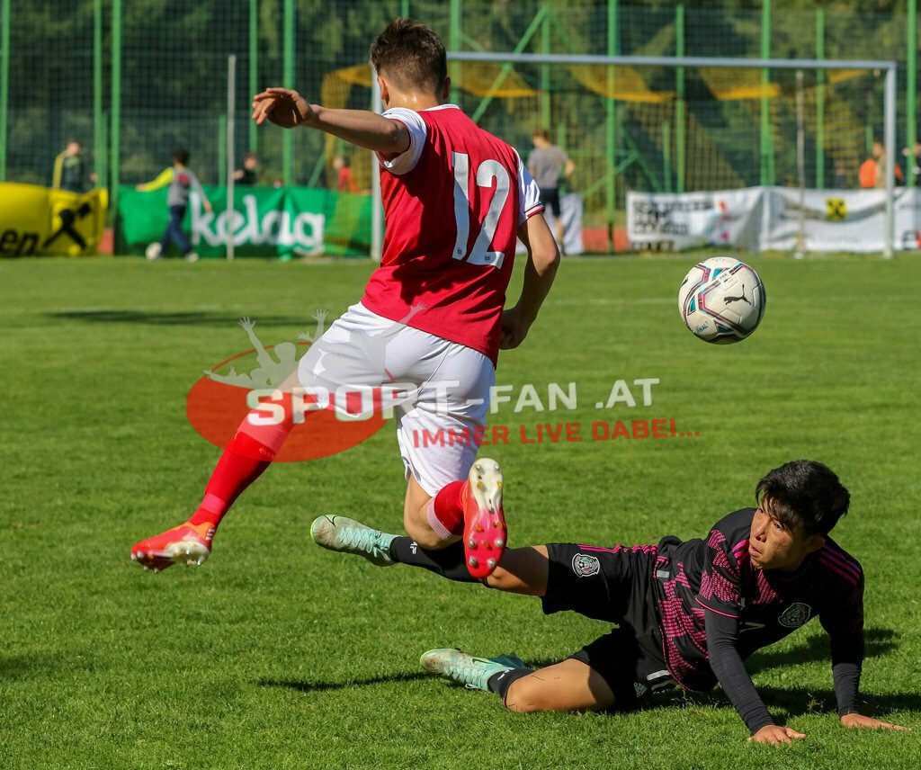 AUSTRIA U15 - MEXICO U15 | ILIA IVANSCHITZ (Austria #12) Juan Velarde (Mexico #17) ; AUSTRIA U15 - MEXICO U15 am 29.04.2022 in Arnoldstein
(Sportplatz), AUSTRIA, (Photo by Ernst Krawagner sport-fan.at) - Realisiert mit Pictrs.com