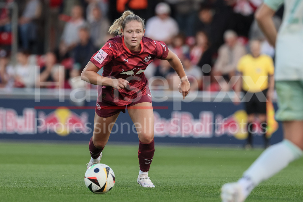 Fussball, Google Pixel Frauen-Bundesliga, RB Leipzig - SV Werder Bremen | v.li.: Marleen Schimmer (RB Leipzig, 14) am Ball, Einzelbild, Ganzkörper, Aktion, Action, Spielszene, DIE DFB-RICHTLINIEN UNTERSAGEN JEGLICHE NUTZUNG VON FOTOS ALS SEQUENZBILDER UND/ODER VIDEOÄHNLICHE FOTOSTRECKEN. DFB REGULATIONS PROHIBIT ANY USE OF PHOTOGRAPHS AS IMAGE SEQUENCES AND/OR QUASI-VIDEO.