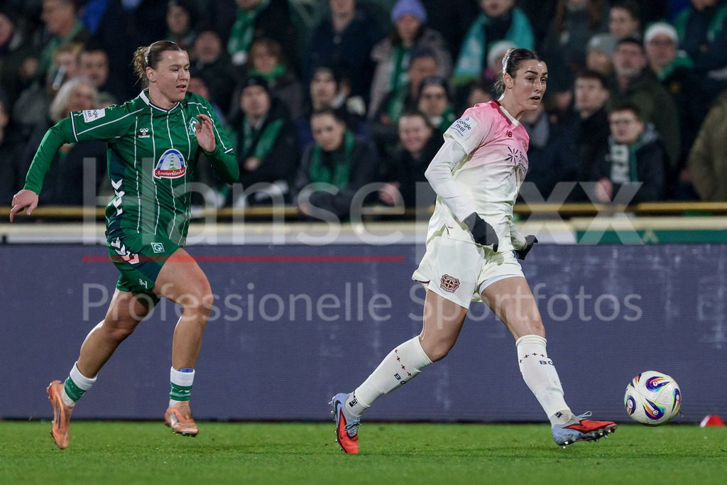 Fussball, Google Pixel Frauen-Bundesliga, SV Werder Bremen - Bayer 04 Leverkusen | v.li.: Larissa Mühlhaus (SV Werder Bremen, 7) und Selina Ostermeier (Bayer 04 Leverkusen, 2) im Zweikampf, Duell, Dynamik, Aktion, Action, Spielszene, DIE DFB-RICHTLINIEN UNTERSAGEN JEGLICHE NUTZUNG VON FOTOS ALS SEQUENZBILDER UND/ODER VIDEOÄHNLICHE FOTOSTRECKEN. DFB REGULATIONS PROHIBIT ANY USE OF PHOTOGRAPHS AS IMAGE SEQUENCES AND/OR QUASI-VIDEO.