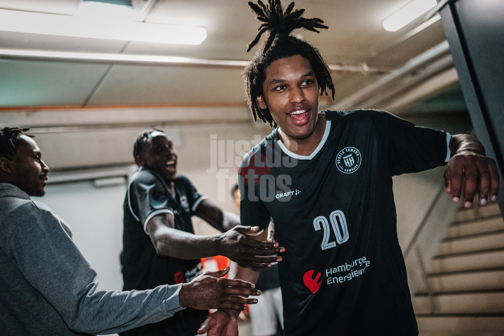 Basketball | Männer | Saison 2024/2025 | easyCredit Basketball Bundesliga | 18. Spieltag | Veolia Towers Hamburg vs. FIT/One Würzburg Baskets | 26.01.2025 | Fabian Giessmann (#20, Veolia Towers Hamburg) beim Einlauf