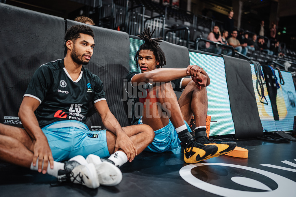 Basketball | Männer | Saison 2024/2025 | BKT EuroCup | Veolia Towers Hamburg vs. Umana Reyer Venice | 08.01.2025 | v.l. Kennet Ogbe (#25, Veolia Towers Hamburg) und Fabian Giessmann (#20, Veolia Towers Hamburg)