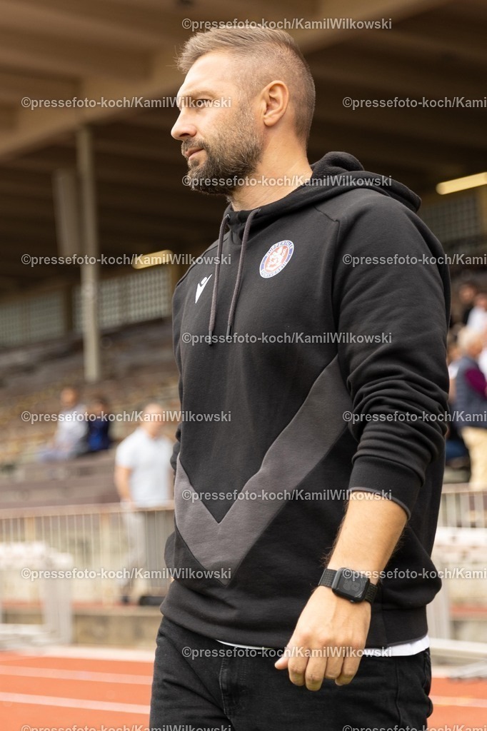 xkwi17082501009 | 17.08.2025, xkwix, Fußball, Regionalliga West, Borussia Dortmund U23 - Wuppertaler SV, Stadion Rote Erde: Sebastian Tyrala (Wuppertaler SV Cheftrainer)