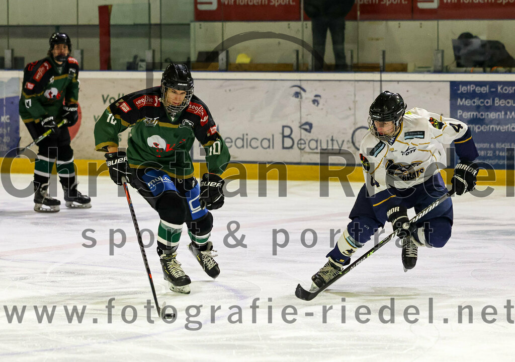 2022-11-26_025_TSV_Erding_gegen_ESC_Geretsried | Erding, Deutschland, 26.11.2022:
Eishockey, Bayernliga U20 2022 / 2023, xx. Spieltag, TSV Erding gegen ESC Geretsried, Endergebnis: 5:3

Ryan Finn Henke (Erding Gladiators, #10), Michael Noll (ESC Geretsried, #4)

Foto: Christian Riedel / fotografie-riedel.net