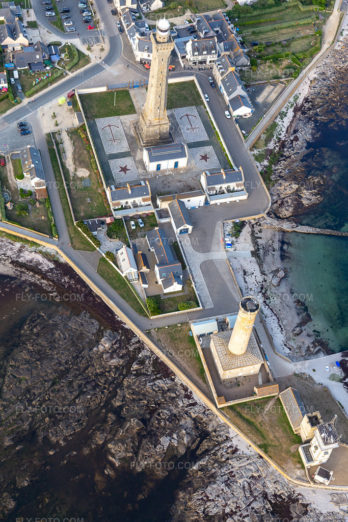 Aerial view: Phare d'Eckmühl and The Old Lighthouse of Penmarch in Penmarch in the state Finistere, France. – Photo: IMG_132616.jpg taken on 06/17/2022 by Werner Riehm/FLY-FOTO.com – Resolution of the original: 3150 x 4725 px – Mairie de Penmarc'h