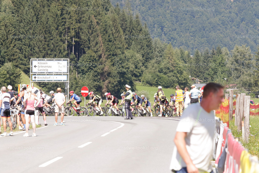 817_20230817_Bewerb_Maenner_Muehlanger | AUT - OESTERREICH, 2023-08-16: SPORT RENNRAD-FAHREN - 55. INTERNATIONALER RADWELTPOKAL IN ST. JOHANN IN TIROL  - Vintage-Radrennen mit WM-Bronze-Medaillen-Siegerin Christina Schweinberger, den Teilnehmer und Alexander Baumann (vom Orginastions-Team) - TAG 2 BEWERB MAENNER IN SECHS GRUPPEN  ; Foto: Roland Muehlanger