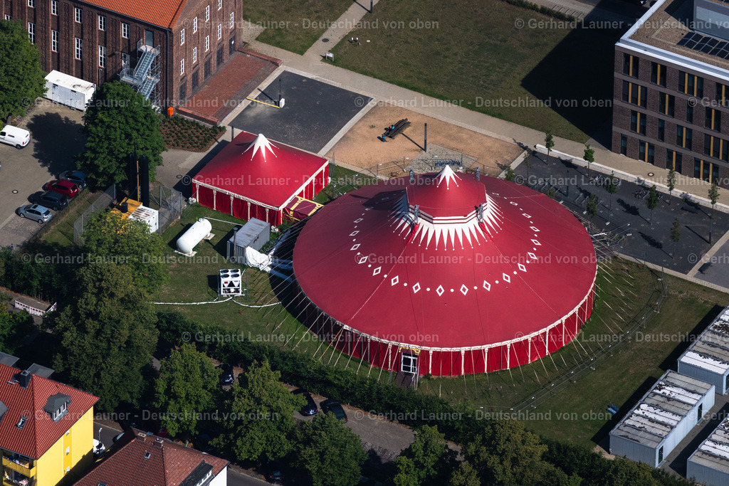 4035260 | BRAUNSCHWEIG 31.07.2020 Zirkuszelt als Hörsaalersatz neben dem "Forschungszentrum BRICS" und den Gebäuden der Universität "TU Braunschweig" an der Pockelsstraße in Braunschweig im Bundesland Niedersachsen, Deutschland. Weiterführende Informationen bei: Helmholtz-Zentrum für Infektionsforschung GmbH (HZI),  Technische Universität Braunschweig. // Circus tent as a replacement for the lecture hall next to the "BRICS Research Center" and the buildings of the "TU Braunschweig" university on street Pockelsstrasse in the district Nordstadt in Brunswick in the state Lower Saxony, Germany. Further information at: Helmholtz-Zentrum fuer Infektionsforschung GmbH (HZI),  Technische Universitaet Braunschweig. Foto: Gerhard Launer
