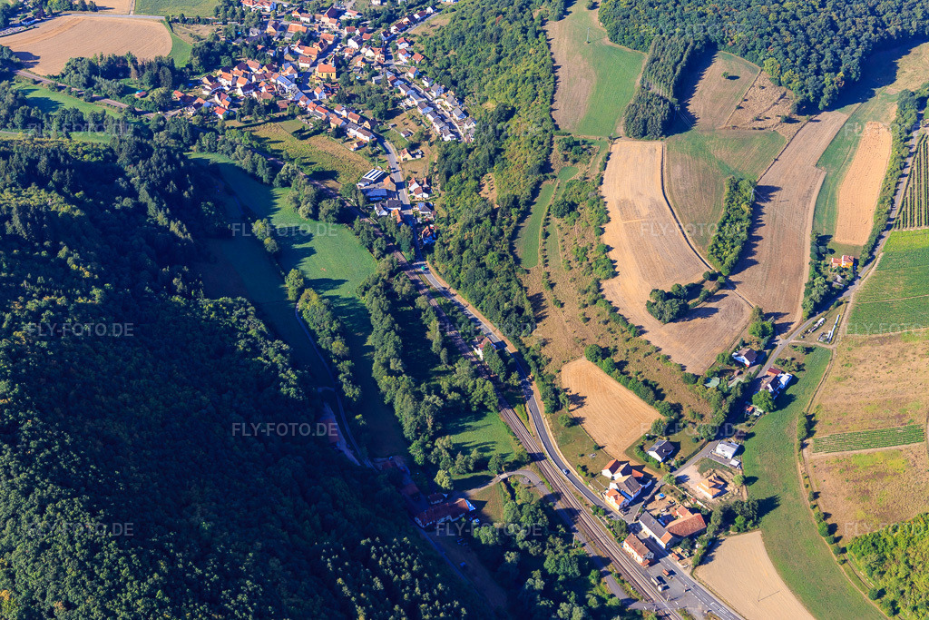 Luftbild: Dorfansicht im Alsenztal aus Norden im Ortsteil Stolzenbergerhof in Bayerfeld-Steckweiler im Bundesland Rheinland-Pfalz in Deutschland. Foto: IMG_109928.jpg vom 06.08.2018 durch Werner Riehm/FLY-FOTO.de