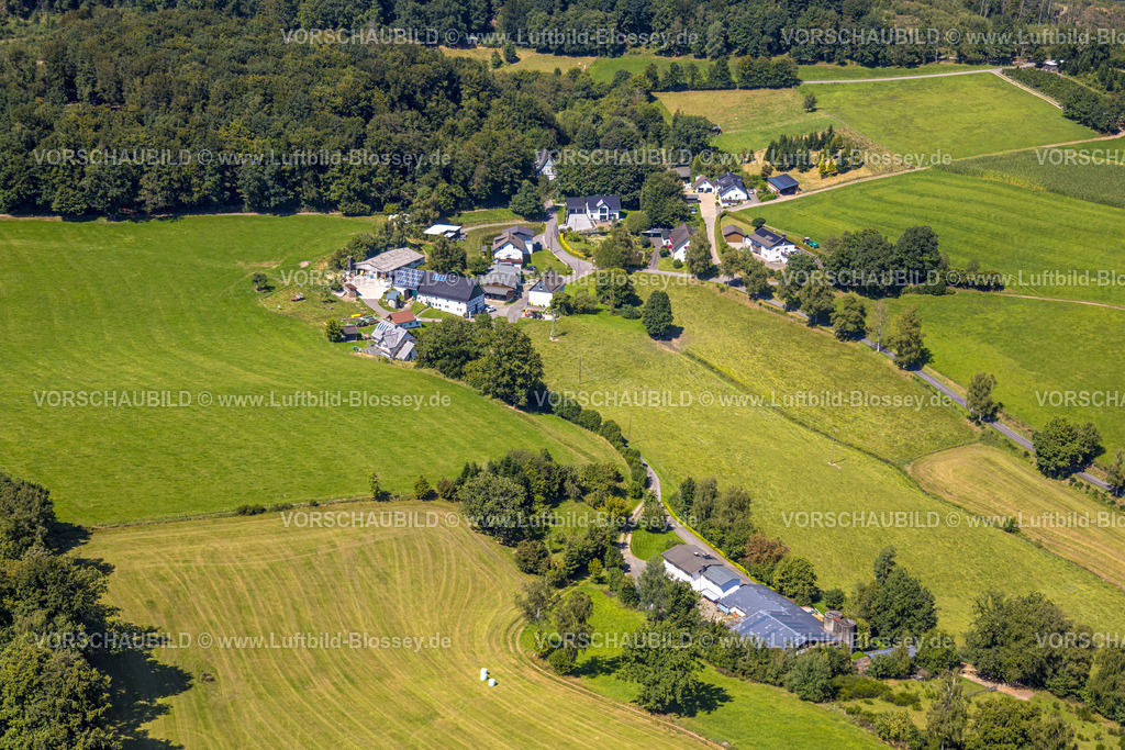 Olpe250810627 | Luftbild, Ortsansicht Wohngebiet Dirkingen, Wiesen und Felder, Iseringhausen, Drolshagen, Sauerland, Nordrhein-Westfalen, Deutschland