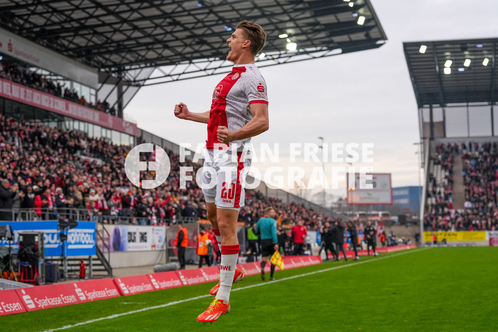 GER Rot-Weiss Essen vs. SSV Ulm, Fussball, 3. Liga, Spieltag 19, Saison 2025/2026, 20.12.2025 | GER Rot-Weiss Essen vs. SSV Ulm, Fussball, 3. Liga, Spieltag 19, Saison 2025/2026, 20.12.2025Foto: Fabian Friese - Realisiert mit Pictrs.com