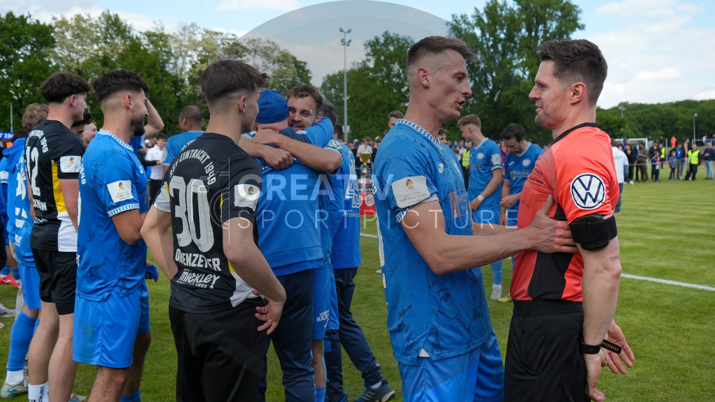 Fußball, Herren, Saison 2024/2025, Finaltag der Amateure 2025, Landespokal Brandenburg, Finale, VfB 1921 Krieschow vs. RSV Eintracht 1949, Samstag 24.05.2025, Volksparkstadion Neuruppin, | Fußball, Herren, Saison 2024/2025, Finaltag der Amateure 2025, Landespokal Brandenburg, Finale, VfB 1921 Krieschow vs. RSV Eintracht 1949, Samstag 24.05.2025, Volksparkstadion Neuruppin, Im Bild: Jubel beim RSV Eintracht 1949 über den Landespokalsieg unmittelbar nach Abpfiff. - Realisiert mit Pictrs.com