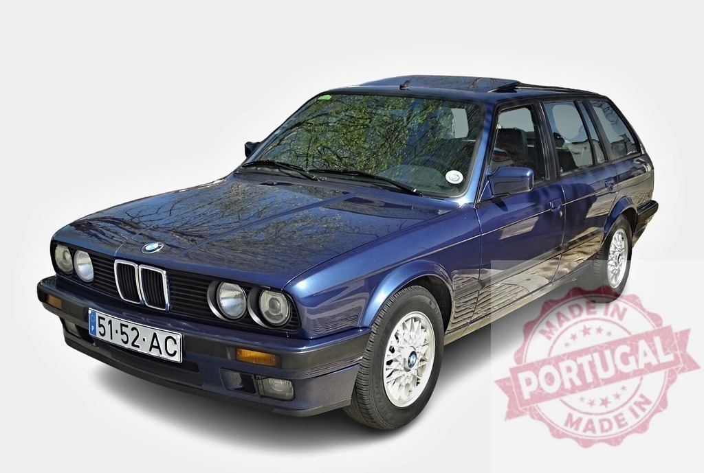 BMW E30 touring parked, reflecting trees in the hood | Classic BMW E30 touring car parked in the sun, reflecting trees in the hood - Realisiert mit Pictrs.com