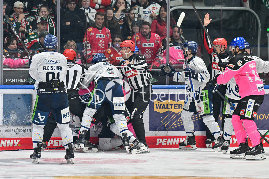 Augsburger Panther - Straubing Tigers | Ein kleines Missverstaendnis zwischen den Spielern / Florian ELIAS (Augsburger Panther #67) / Fight / Kampf / Faustkampf / DEL: Augsburger Panther - Straubing Tigers, Curt Frenzel Stadiom am 20.10.2024