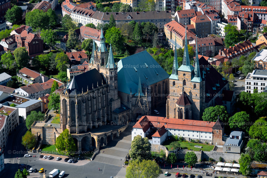 4026336 | ERFURT 07.05.2020 Kirchengebäude des Domes der Hohen Domkirche St. Marien und der Kirche St. Severi an den Domstufen in der Altstadt im Stadtzentrum von Erfurt im Bundesland Thüringen, Deutschland. Weiterführende Informationen bei: Kath. Pfarramt Dom St. Marien. // Church building of the cathedral of the high cathedral church St. Marien and the church St. Severi at the cathedral steps at the cathedral square in the old town in the city center of Erfurt in the state Thuringia, Germany. Further information at: Kath. Pfarramt Dom St. Marien. Foto: Gerhard Launer