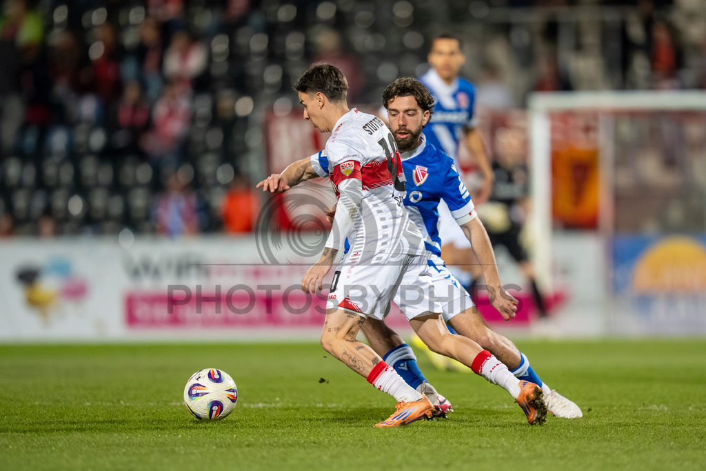 VfB Stuttgart II vs. FC Energie Cottbus, Fussball, 3.Liga, 27. Spieltag, Saison 2025/2026, 03.03.2026 | Nicolas Sessa (VfB Stuttgart II, #10) gegen Dominik Pelivan (FC Energie Cottbus, #05),VfB Stuttgart II vs. FC Energie Cottbus, Fussball, 3.Liga, 27. Spieltag, Saison 2025/2026, 03.03.2026Foto: photosbyphips/Philip Ziegler
