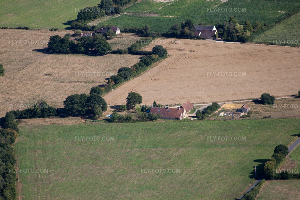 Aerial view: View of the town in Semur-en-Vallon in the state Sarthe, France. – Photo: IMG_20105.jpg taken on 07/31/2009 by Werner Riehm/FLY-FOTO.com – Resolution of the original: 4752 x 3168 px