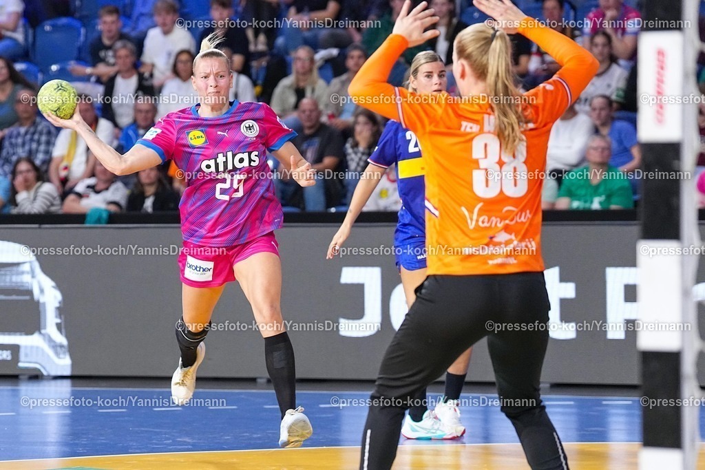 xydrx21092501038 | 21.09.2025, xydrx, Handball, Frauen Länderspiel, Deutschland - Niederlande, YAILA Arena: Antje Doell (GER #29) beim WUrf auf das Tor von Yara Ten Holte (NED #38)