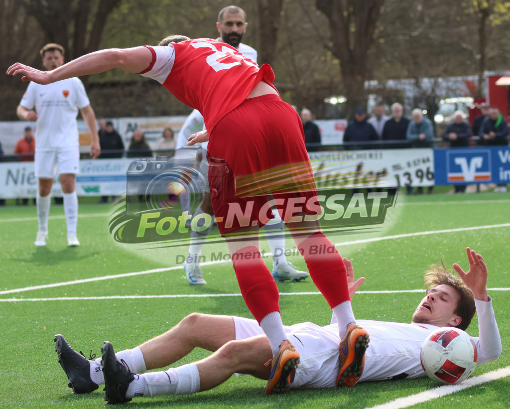 FC RW Kirchlengern - Post TSV Detmold | Auf dem Bild zu sehen: Rot FC RW Kirchlengern: Artem Panasenkov ; Weiß Post TSV Detmold: Marios AliprasitisFC RW Kirchlengern, Post TSV Detmold, Saison 25/26, Landesliga, Deutschland - Realisiert mit Pictrs.com