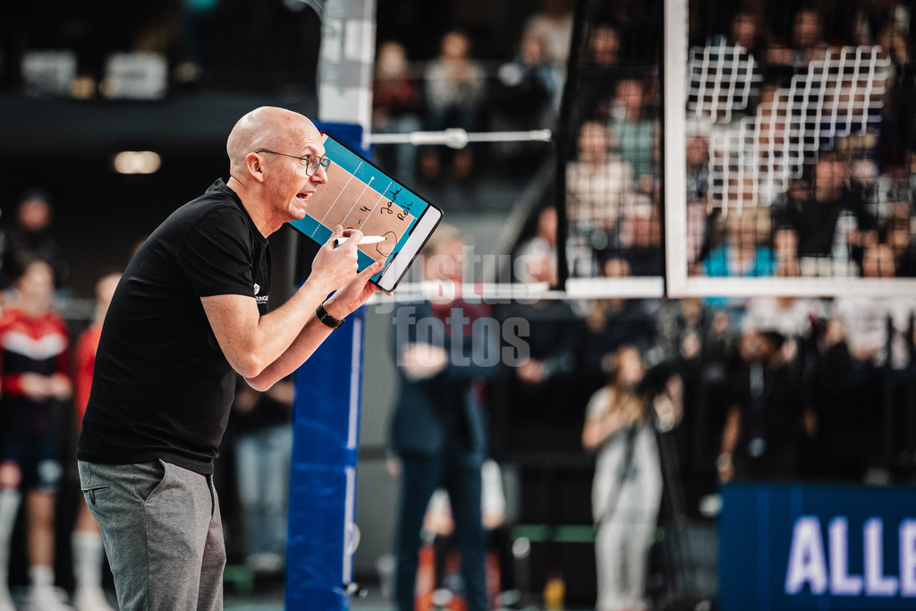 Volleyball | Herren | Saison 2025/2026 | 1. Volleyball Bundesliga Männer | DVV Pokal Halbfinale | SVG Lüneburg vs. SWD powervolleys Düren | 16.12.2025 | Trainer Christophe Achten (SWD powervolleys Düren) gibt Anweisungen