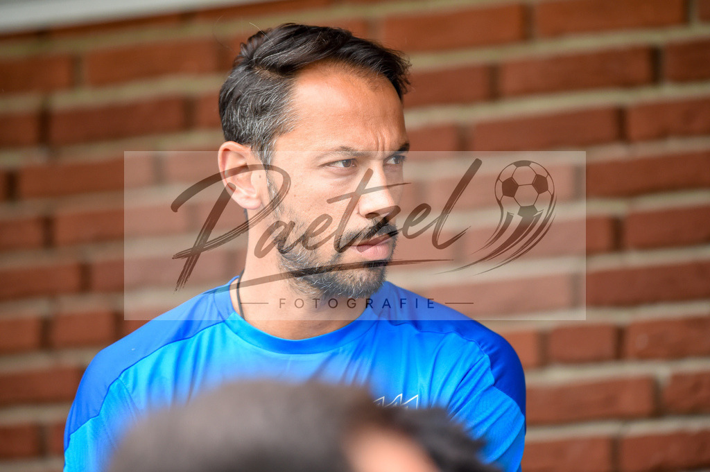 BSBOSN_20210626_0016 | Fussball, Herren: Co-Trainer Danilo de Souza (VfL Osnabrueck) schaut beim Testspiel zwischen TuS Bersenbrueck und VfL Osnabrueck im Hasestadion am 26.06.2021 in Bersenbrueck, Deutschland. - Realisiert mit Pictrs.com