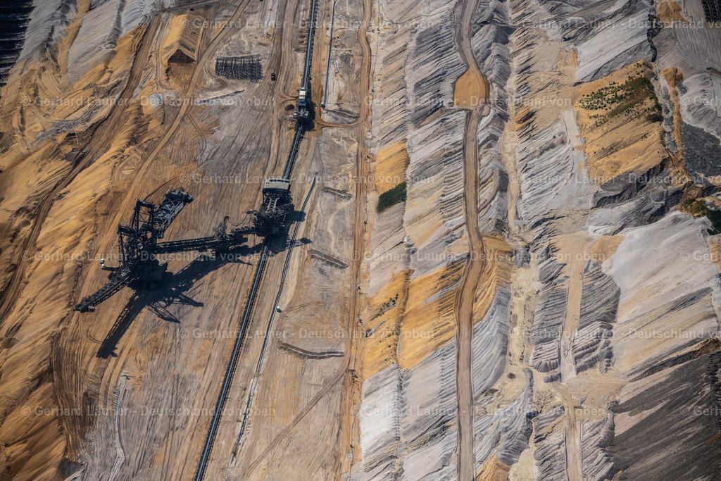 4048870 | Der Braunkohle Tagebau Hambach ist der größte von der RWE Power AG betriebene Tagebau im Rheinischen Braunkohlerevier und die größte Braunkohlegrube Europas. Er betrifft die Gemeinden Niederzier, Kreis Düren, und Elsdorf, Rhein-Erft-Kreis