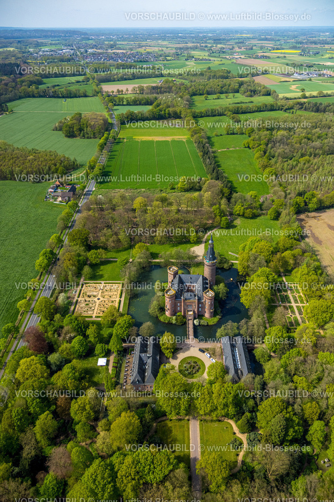 Bedburg-Hau240402479SchlossMoyland | Luftbild, Museum Schloss Moyland, neugotisches Wasserschloss und Schlosspark umgeben von Wiesen und Feldern und Wald, Ausflugsziel am Niederrhein, Moyland, Bedburg-Hau, Niederrhein, Nordrhein-Westfalen, Deutschland