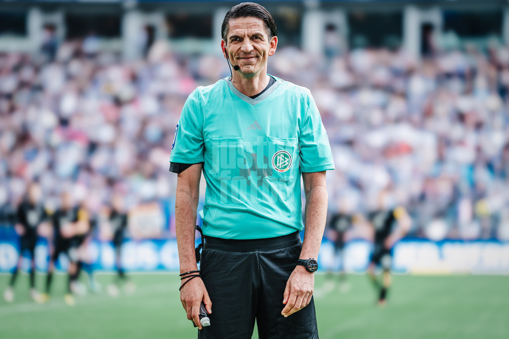 Fußball | Männer | Saison 2023/2024 | 2. Fußball-Bundesliga | 28. Spieltag | Hamburger SV vs. 1. FC Kaiserslautern | 06.04.2024 | Schiedsrichter Deniz Aytekin lächelt