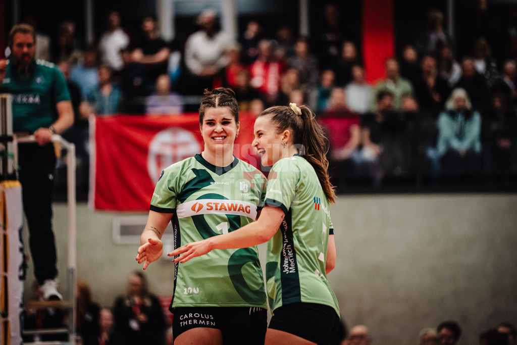 Volleyball | Frauen | Saison 2025/2026 | Volleyball Bundesliga | ETV Hamburger Volksbank Volleys vs. Ladies in Black Aachen | 29.10.2025 | v.l. Celine Jebens (#1, Ladies in Black Aachen) und Corina Glaab (#5, Ladies in Black Aachen)