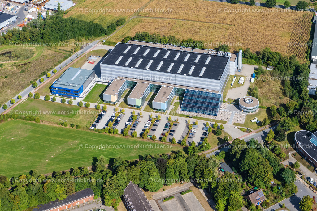 Stade_CFK_Solarhalle_ELS_2052200922 | STADE 20.09.2022 Gebäude und Produktionshallen auf dem Fabrikgelände der CFK NORD Betriebsgesellschaft mbH &amp; Co. KG an der Straße Sophie-Scholl-Weg in Stade im Bundesland Niedersachsen, Deutschland. Weiterführende Informationen bei: CFK NORD Betriebsgesellschaft mbH &amp; Co. KG,  GOLDBECK GmbH. // Building and production halls on the premises of CFK NORD Betriebsgesellschaft mbH &amp; Co. KG on street Sophie-Scholl-Weg in Stade in the state Lower Saxony, Germany. Further information at: CFK NORD Betriebsgesellschaft mbH &amp; Co. KG,  GOLDBECK GmbH. Foto: Martin Elsen