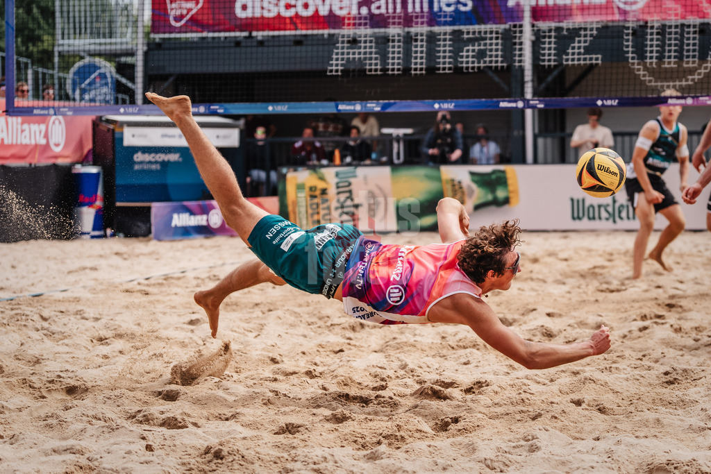 Beachvolleyball | Männer | Allianz German Beach Tour 2025 | Tourstop Hamburg | 31.05.2025 | Hennes Nissen springt zum Ball
