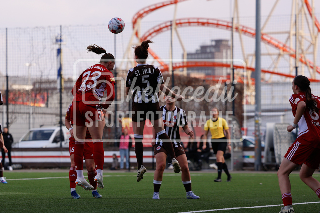 Fußball I Frauen I Saison 2025-2026 I Regionalliga Nord I 15. Spieltag I St. Pauli - SpVg Aurich-52 | Dorothea Elisabeth Greulich (23, SpVg Aurich) und Nina Woitzik (5, FC St. Pauli) im Kopfballduell. - Realisiert mit Pictrs.com