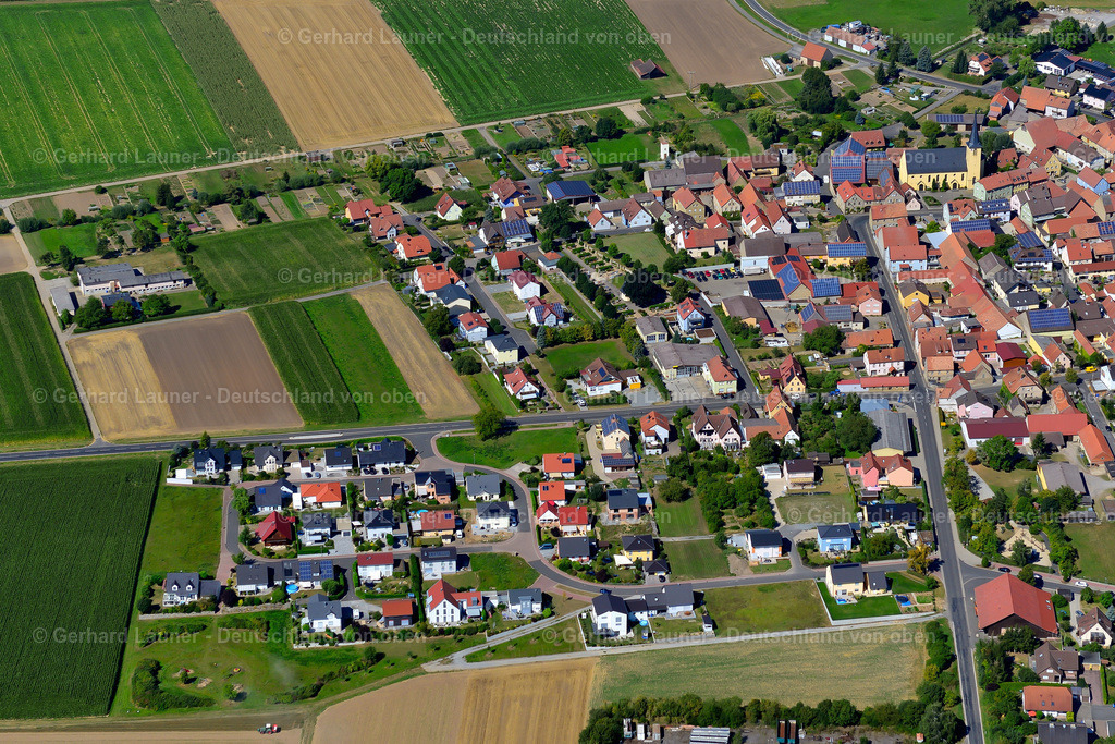 3650279 | SELIGENSTADT 31.08.2016 Ortsansicht am Rande von landwirtschaftlichen Feldern und Nutzflächen  in Seligenstadt im Bundesland Bayern, Deutschland // Village view on the edge of agricultural fields and land  in Seligenstadt in the state Bavaria, Germany Foto: Gerhard Launer