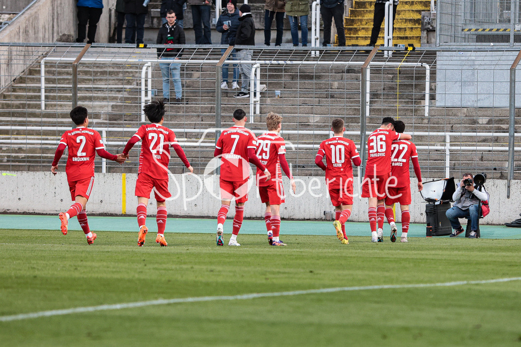 FC Bayern Amateure - FC Augsburg II | Grant Leon RANONS (FCB #22) dreht nach seinem zweiten Tor zum 2-1 jubelnd ab / Jubel / Freude / Tor /