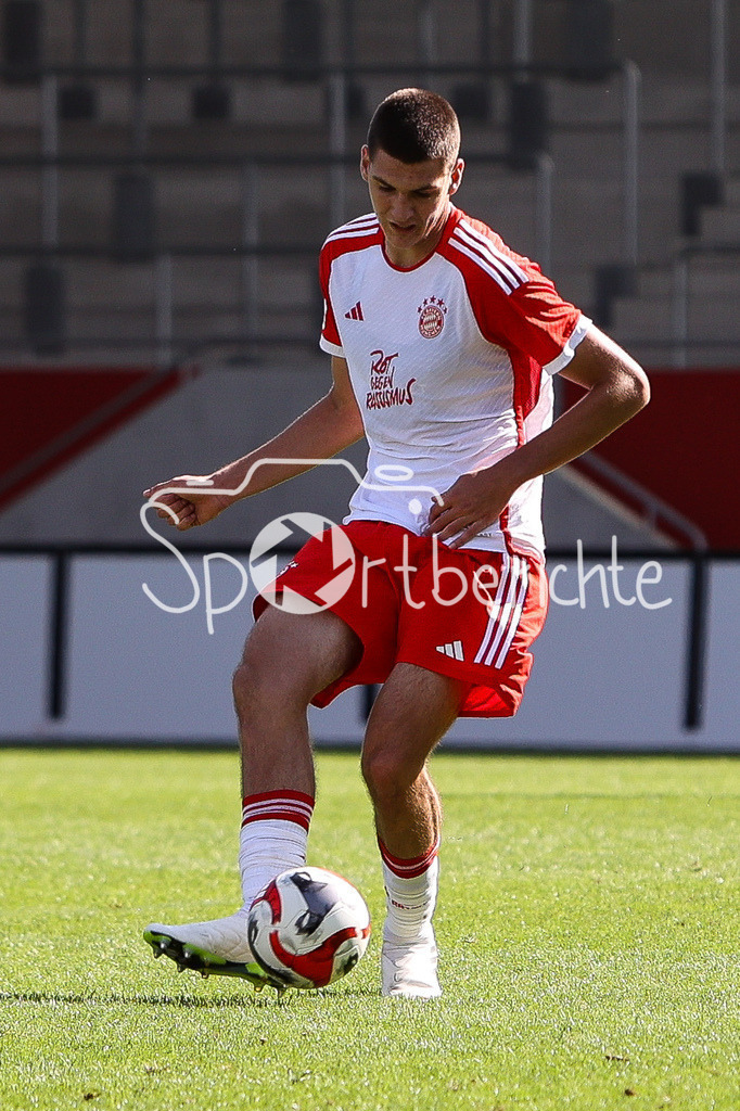 FC Bayern Muenchen U19 - TSV 1860 Muenchen U19 | Ljubo PULJIC (FCB #5) am Ball / Freisteller / Einzelfoto