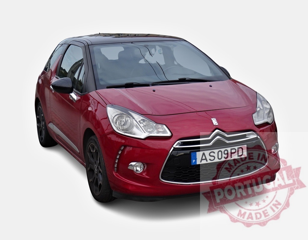 Red Citroën DS3 posing with black roof against white background | Stylish red Citroën DS3 with black roof parked against a white background, showcasing its modern design - Realisiert mit Pictrs.com
