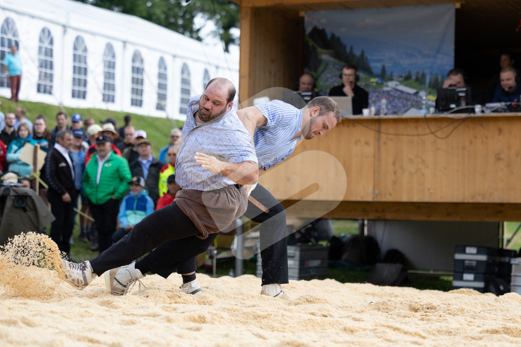 Rigi2025_1020 | Die Schwinger des Schwyzer Kantonalen Schwingerverbandes: Fotos, die Dynamik und Leidenschaft festhalten, sowie emotionale Momente aus dem traditionellen Schwingsport zeigen. - Realisiert mit Pictrs.com