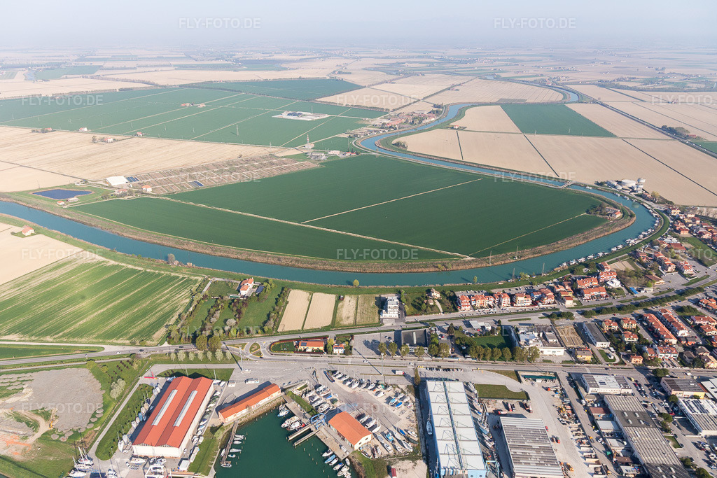 Luftbild: Ortsansicht in Caorle im Bundesland Venetien in Italien. Foto: IMG_097985.jpg vom 03.04.2017 durch Werner Riehm/FLY-FOTO.de
