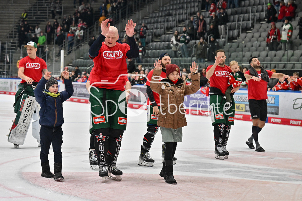 Augsburger Panther - Nürnberg Ice Tigers | die Spieler der Panther feiern zusammen mit ihren Fans den Heimsieg gegen Nuernberg / DEL: Augsburger Panther - Nuernberg Ice Tigers, Curt Frenzel Stadion am 03.01.2025 / Denis REUL (Augsburger Panther #29)