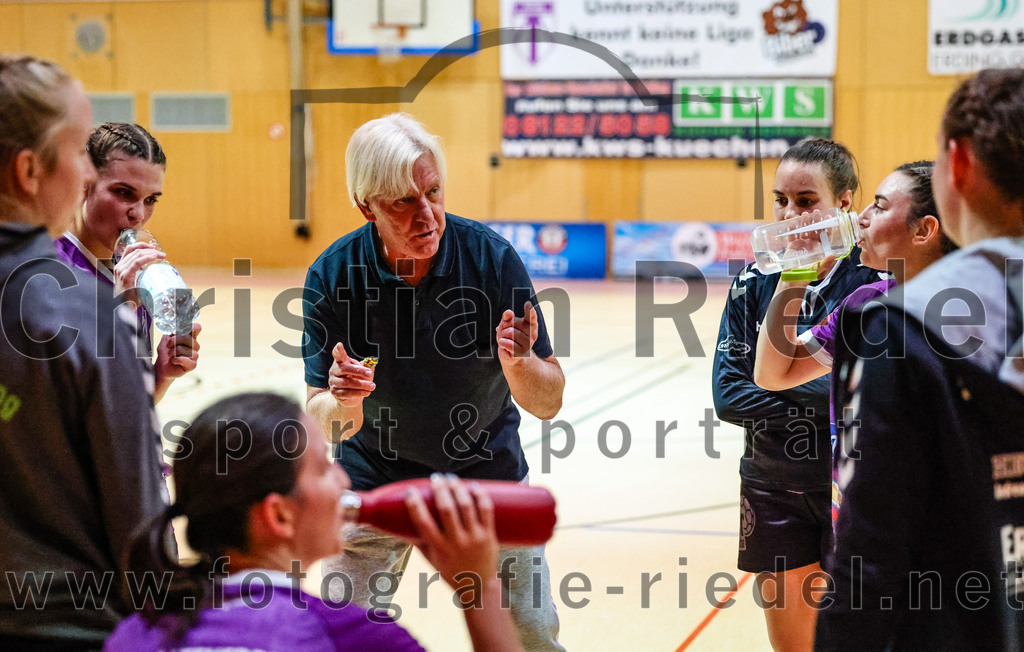 2023-11-04_082_SpVgg_Altenerding_gegen_TV_Altoetting | Erding, Deutschland, 04.11.2023:
Handball, Bezirksoberliga Frauen Altbayern 2023 / 2024, 6. Spieltag, SpVgg Altenerding gegen TV Altötting, Endergebnis: 28:26

Trainer Lutz Augner (SpVgg Altenerding)

Foto: Christian Riedel / fotografie-riedel.net