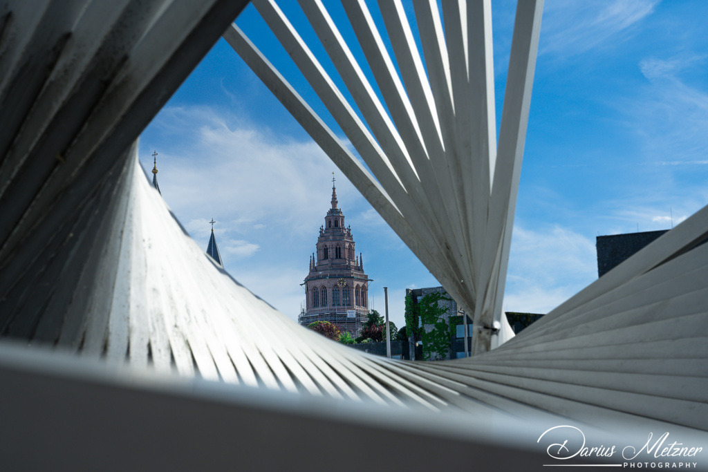 Der Mainzer Dom | Der Mainzer Dom durch die Skulpur "Lebenskraft" auf dem Jockel-Fuchs-Platz fotografiert