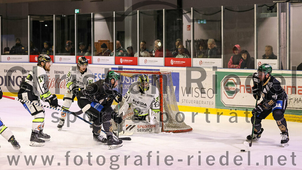 2024-02-23_105_TSV_Erding_gegen_ERSC_Amberg | Erding, Deutschland, 23.02.2024:
Eishockey, Bayernliga Playoffs 2023 / 2024, 3. Spieltag, TSV Erding gegen ERSC Amberg, Endergebnis: 2:3 n. V.

Lukas Salinger (ERSC Amberg, #95), Torwart Timon Bätge (ERSC Amberg, #31), Maximilian Forster (Erding Gladiators, #81)

Foto: Christian Riedel / fotografie-riedel.net