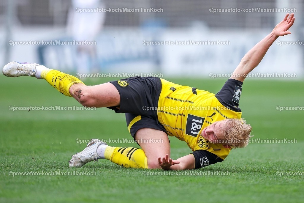 BVBII01032501015 | 2025.03.01, Fußball, 3.Liga, Borussia Dortmund II - Rot-Weiss Essen, Stadion Rote Erde, Saison 2024 2025: Ben Hüning (BVBII #15) fällt mit Schmerzen zu Boden